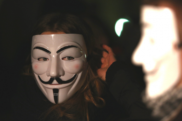 Uczestnik ulicznej demonstracji w masce Guya Fawkesa. Fot. PAP/Tomasz Gzell