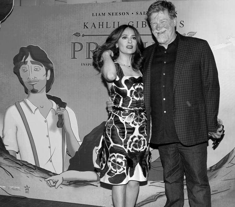 Aktorka Salma Hayek pozuje z reżyserem Rogerem Allersem podczas konferencji prasowej w Bejrucie w Libanie promującej film „Prorok”, 27 kwietnia 2015 r. Fot. EPA/NABIL MOUNZER Strona: PAP/EPA.