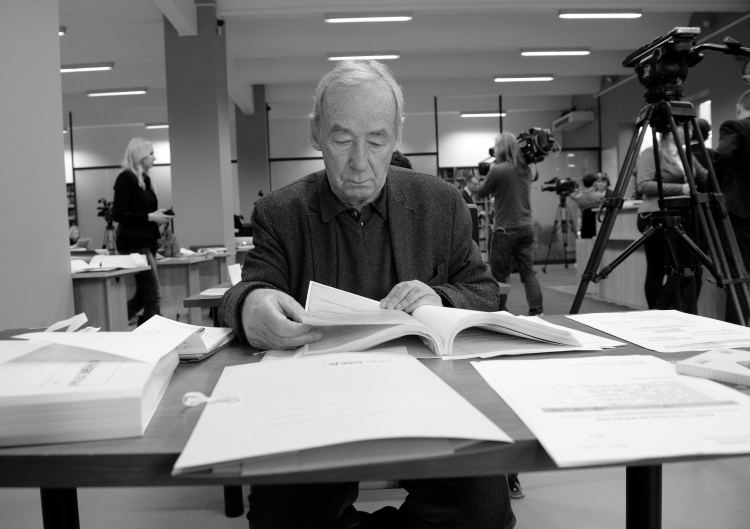 Profesor Paczkowski nad dokumentami znalezionymi w domu komunistycznego aparatczyka Kiszczaka. Fot. PAP/Jacek Turczyk EDITORIAL USE ONLY 