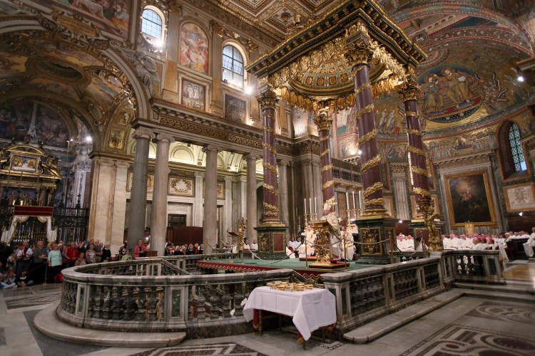 Wnętrze bazyliki Matki Bożej Większej w Rzymie. Fot. PAP/Leszek Szymański