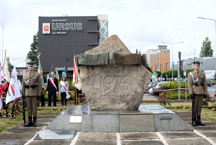 Uroczystość przed pomnikiem na pl. Czerwca 1976 na warszawskim Ursusie w ramach uroczystości upamiętniającej 42. rocznicę Wydarzeń Czerwca‘76, 24 czerwca 2018 r. Fot. PAP/Adam Guz