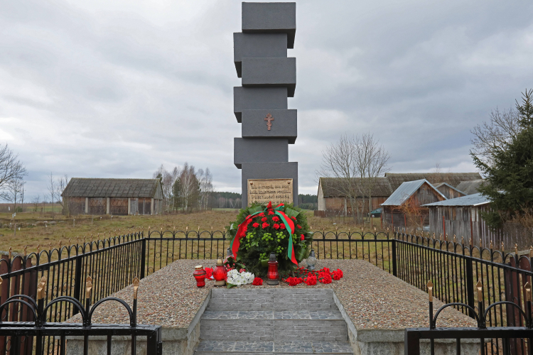 Pomnik w Zaleszanach poświęcony ofiarom mordu dokonanego przez oddziały Romualda Rajsa "Burego". Fot. PAP/Artur Reszko 