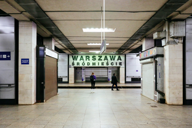 Dworzec kolejowy Warszawa Śródmieście.Fot. PAP/Albert Zawada