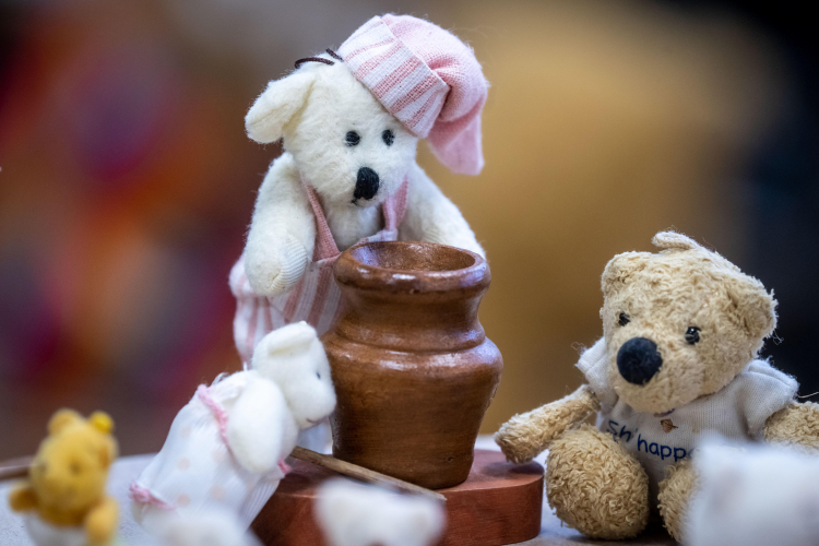 Misie z kolekcji Emilii Andrysiak pokazywanej w 2022 r. w Bydgoszczy na wystawie z okazji Światowego Dnia Pluszowego Misia. Fot. PAP/Tytus Żmijewski 