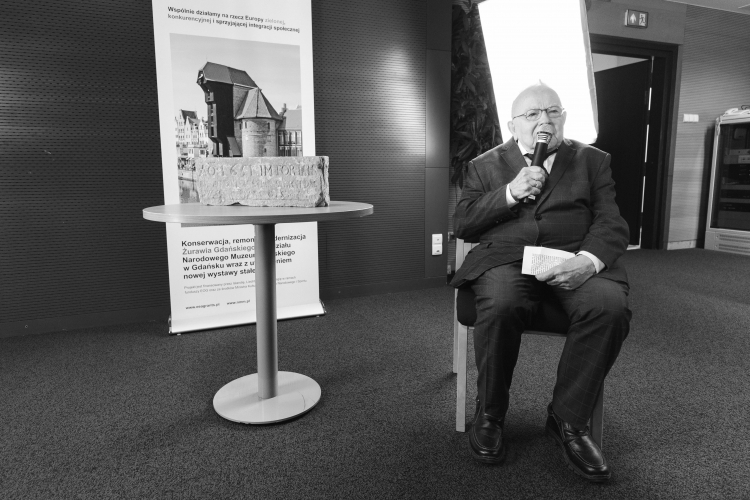 Andrzej Januszajtis podczas konferencji prasowej w 2023 r., na której zaprezentowano odnaleziony w Żurawiu kamień wysokiej wody z 1651 r. Fot. PAP/Piotr Matusewicz 