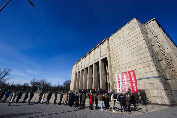 Kolejka przed Muzeum Narodowym w Krakowie. Fot. PAP/Łukasz Gągulski