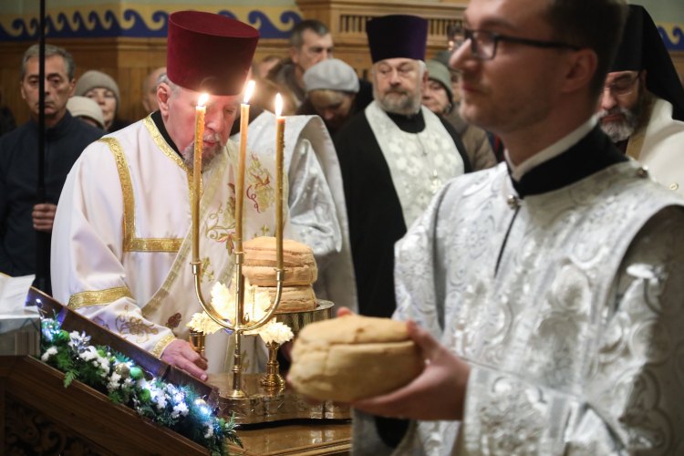 Nabożeństwo w soborze św. Mikołaja Cudotwórcy w Białymstoku, 6 bm. Prawosławni i wierni innych obrządków wschodnich, m.in. staroobrzędowcy, obchodzą wigilię świąt Bożego Narodzenia według kalendarza juliańskiego, czyli według tzw. starego stylu. Białystok, 6 stycznia 2024 r. Fot. PAP/Artur Reszko