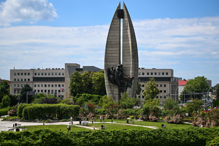 Centrum Rzeszowa z Pomnikiem Czynu Rewolucyjnego - symbolem miasta. Fot. PAP/Darek Delmanowic