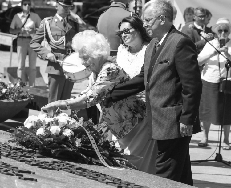 Obchody 80. rocznicy wybuchu powstania warszawskiego. P.o. prezes Ogólnokrajowego Środowiska Batalionu AK „Kiliński” Jacek Łapko (P) oraz uczestniczka powstania Krystyna Sierpińska (3P) podczas uroczystości złożenia kwiatów przed pomnikiem Powstańców Warszawy Batalionu AK Kiliński w Warszawie. Fot. PAP/Tomasz Gzell