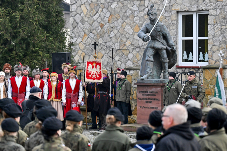 Uczestnicy centralnych obchodów 162. rocznicy powstania styczniowego przy pomniku gen. Mariana Langiewicza w Wąchocku - 2025 r. Fot. PAP/Piotr Polak
