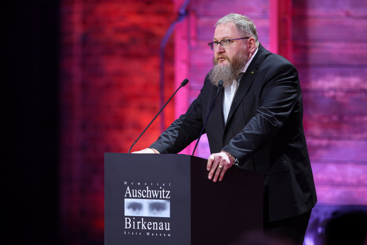 Brzezinka, 27 stycznia 2025 r. Dyrektor Państwowego Muzeum Auschwitz-Birkenau dr Piotr Cywiński przemawia podczas głównych obchodów przed historyczną bramą byłego KL Auschwitz II-Birkenau w Brzezince, w dniu 80. rocznicy wyzwolenia niemieckiego nazistowskiego obozu koncentracyjnego i zagłady Auschwitz-Birkenau. Fot. PAP/Łukasz Gągulski