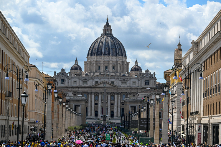 Pielgrzymi przed Bazyliką Św. Piotra w Rzymie. Fot. PAP/Darek Delmanowicz 