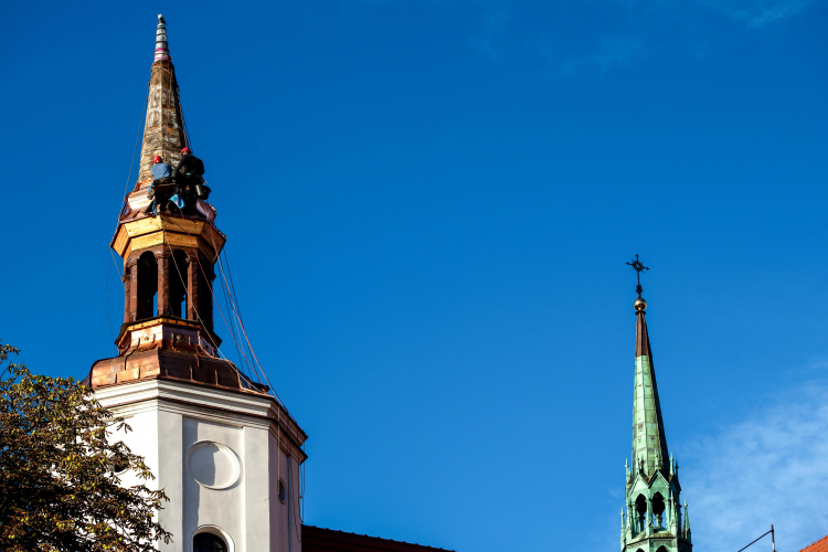 Wymiana blachy na wieży Starego Kościoła Farnego w Białymstoku we wrześniu 2025 r. To najstarszy budynek w mieście - został wzniesiony w pierwszej połowie XVII wieku. Fot. PAP/Michał Zieliński