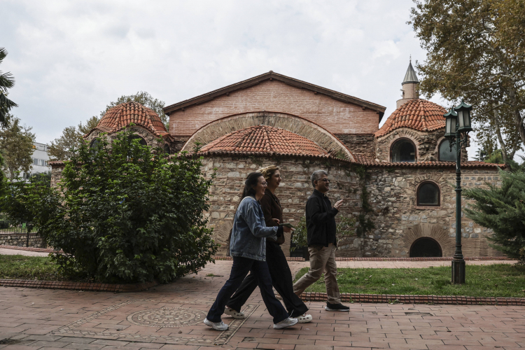 Turyści przed Meczetem Hagia Sophia w dzielnicy Iznik w Bursie, Turcja. Fot. EPA/ERDEM SAHIN Dostawca: PAP/EPA