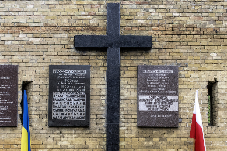 Tablica w Twierdzy Kijowskiej upamiętniająca zamordowanych przez Moskali uczestników powstania styczniowego. Fot. PAP/Vladyslav Musiienko 