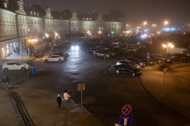 Parking na Placu Zamkowym w Lublinie. Fot. PAP/Wojtek Jargiło 
