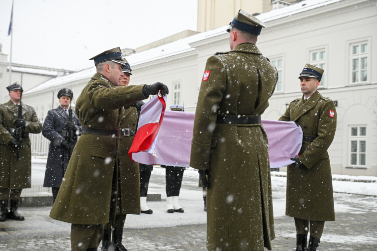 Uroczystość zmiany flagi powiewającej nad Pałacem Prezydenckim w Warszawie. Fot. PAP/Marcin Obara 