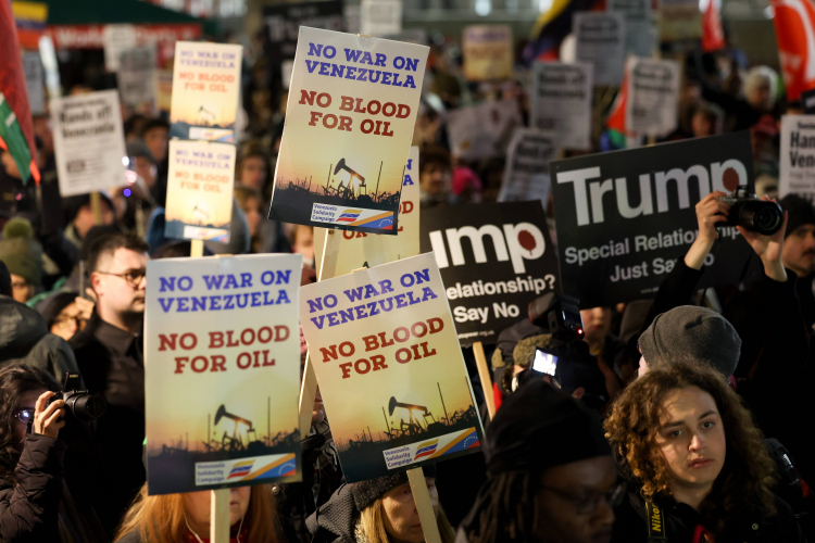 Protest przeciwko interwencji Stanów Zjednoczonych w Wenezueli na Downing Street w Londynie. Fot. PAP/EPA/Andy Rain