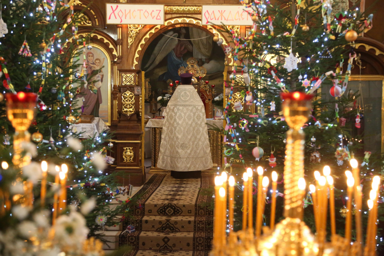 Proboszcz ks. Radosław Kondraciuk (C) przewodniczy świątecznemu nabożeństwu całonocnego czuwania (wsienocznoje bdienije) w prawosławnej cerkwi pw. św. Anny w Królowym Moście. Fot. PAP/Artur Reszko