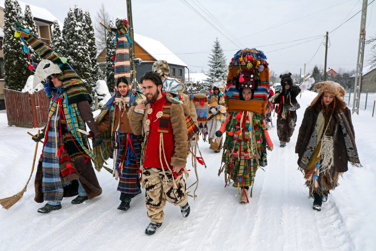 Kolędowanie od domu do domu z życzeniami pomyślności w Nowym Roku w miejscowości Orzeszkowo. Fot. PAP/Artur Reszko