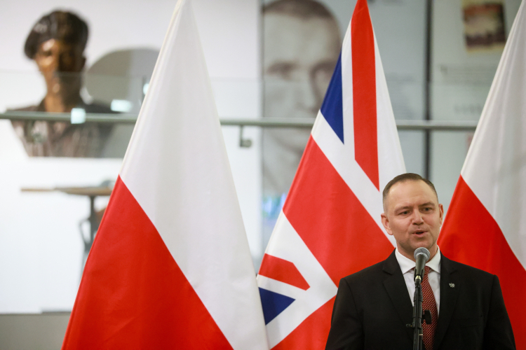 Prezydent Karol Nawrocki w poniedziałek wieczorem, w Londynie, wręczył odznaczenia państwowe przedstawicielom środowisk polonijnych. - Jesteście państwo ambasadorami polskości w Wielkiej Brytanii, budujecie mosty, z których możemy korzystać dla naszego bezpieczeństwa i ekonomii - mówił prezydent.  W poniedziałek po południu prezydent Nawrocki przybył do Londynu, gdzie we wtorek spotka się m.in. z premierem Wielkiej Brytanii Keirem Starmerem. Wieczorem natomiast spotkał się z przedstawicielami środowisk polo