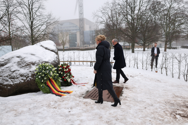 Marszałek Sejmu Włodzimierz Czarzasty (C) i przewodnicząca Bundestagu Julia Kloeckner (L) podczas złożenia kwiatów przed pomnikiem poświęconym polskim ofiarom nazizmu i ofiarom niemieckiej okupacji i terroru w Polsce w latach 1939-1945 niedaleko Bundestagu w Berlinie, styczeń 2016 r. Fot. PAP/Albert Zawada