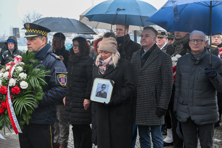 Uroczystość upamiętnienia ofiar katastrofy promu „Jan Heweliusz”, 14 na Placu Rybaka w Świnoujściu. Fot. PAP/Marcin Bielecki