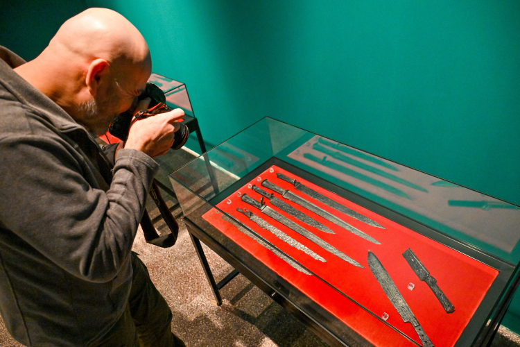 Prezentacja medialna nowej wystawy czasowej pt. „Oręż w państwie Gryfitów ze zbiorów Muzeum Narodowego w Szczecinie”. Fot. PAP/Marcin Bielecki 