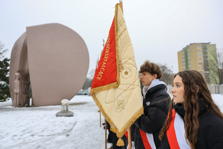 Rocznicowe obchody przy Pomniku Martyrologii Dzieci w Parku im. Szarych Szeregów w Łodzi. Fot. PAP/Marian Zubrzycki
