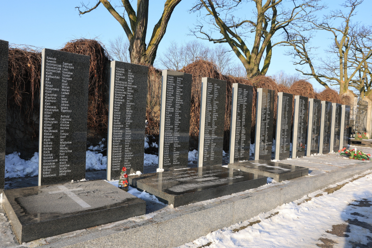 Wyremontowana zbiorowa mogiła ofiar niemieckiej egzekucji w więzieniu w Radogoszczu w Łodzi. Fot. PAP/Marian Zubrzycki