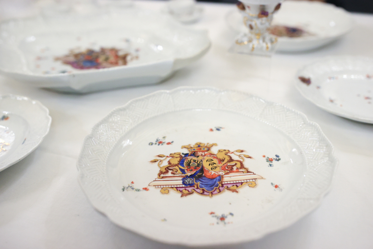 Detal wystawy „Przy książęcym stole. 290. rocznica powstania miśnieńskiego serwisu Aleksandra Józefa Sułkowskiego” w Muzeum Historycznym w Bielsku-Białej. Fot. PAP/Jarek Praszkiewicz