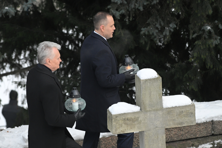 Prezydent RP Karol Nawrocki (P) i prezydent Republiki Litewskiej Gitanas Nauseda (L) podczas uroczystości na Cytadeli w Warszawie. Prezydenci Litwy i Polski wzięli udział w uroczystych obchodach 163. rocznicy wybuchu Powstania Styczniowego. Fot.  PAP/Marcin Obara