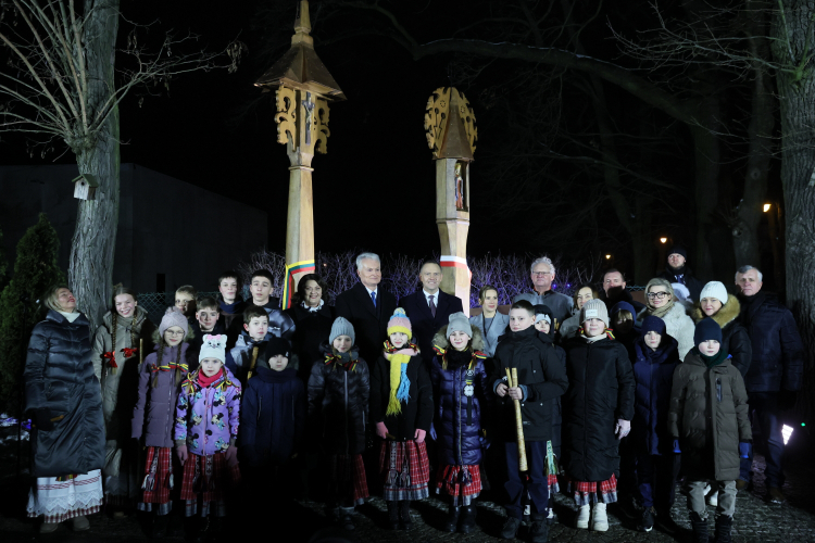Prezydent RP Karol Nawrocki (C-P), pierwsza dama Marta Nawrocka (C-2P), prezydent Republiki Litewskiej Gitanas Nauseda (C-L) z żoną Dianą Nausediene (C-2L) podczas uroczystości przed pomnikiem pamięci Mikalojusa Konstantinasa Ciurlionisa w Markach koło Warszawy. Fot. PAP/Leszek Szymański