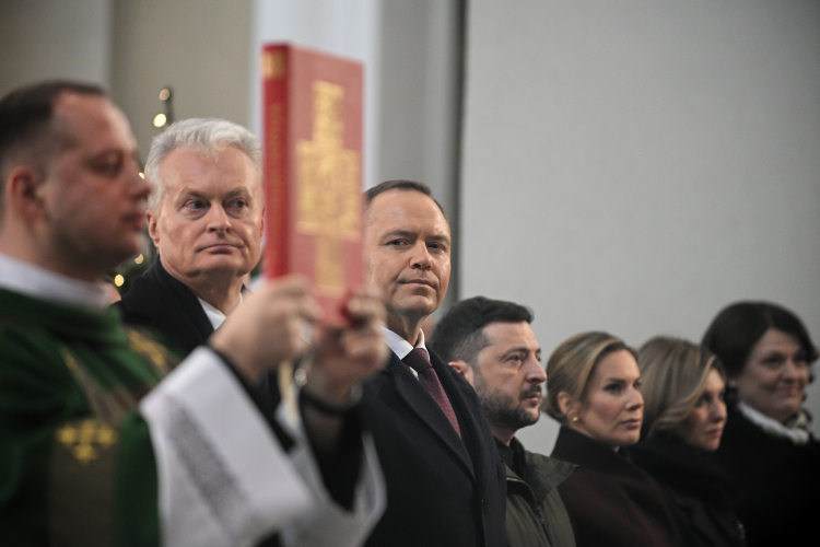 Prezydent RP Karol Nawrocki (3L), pierwsza dama Marta Nawrocka (3P), prezydent Republiki Litewskiej Gitanas Nauseda (2L) z małżonką Dianą Nausediene (P) oraz prezydent Ukrainy Wołodymyr Zełenski (4L) z małżonką Ołeną Zełenską (2P) podczas mszy św. w Archikatedrze Wileńskiej. W Republice Litewskiej trwają obchody 163. rocznicy Powstania Styczniowego. Fot. PAP/Marcin Obara