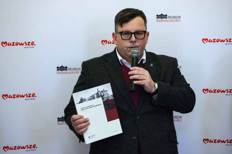 Dyrektor Instytutu Strat Wojennych im. Jana Karskiego Bartosz Gondek podczas prezentacji wydania pierwszego numeru nowego czasopisma naukowego "Studia i Materiały Instytutu Strat Wojennych" w Muzeum Niepodległości w Warszawie. Fot. PAP/Albert Zawada