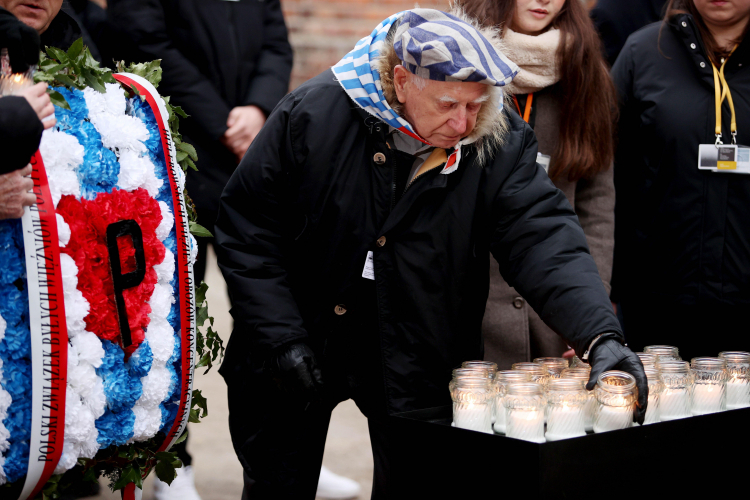 Oświęcim, 27 stycznia 2026 r. Prezes Polskiego Związku Byłych Więźniów Politycznych Hitlerowskich Więzień i Obozów Koncentracyjnych, były więzień Auschwitz Stanisław Zalewski podczas uroczystości złożenia kwiatów z udz. byłych więźniów obozu przed Ścianą Śmierci na terenie byłego obozu Auschwitz w Oświęcimiu w Międzynarodowym Dniu Pamięci o Ofiarach Holokaustu. Fot. PAP/Jarek Praszkiewicz