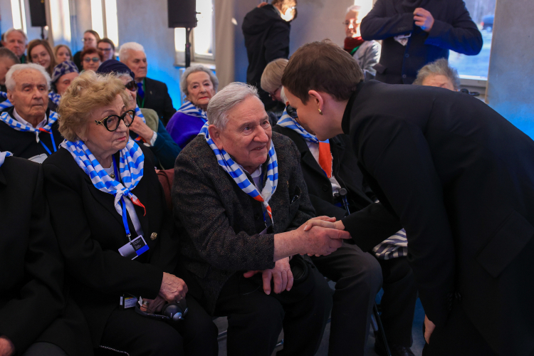 Minister kultury i dziedzictwa narodowego Marta Cienkowska (P) i były więzień KL Auschwitz-Birkenau, żołnierz Armii Krajowej Bogdan Bartnikowski (C) podczas głównych obchodów Międzynarodowego Dnia Pamięci o Ofiarach Holokaustu na terenie byłego KL Auschwitz II-Birkenau w Brzezince, 27 stycznia 2026 r. Fot. PAP/Jarek Praszkiewicz