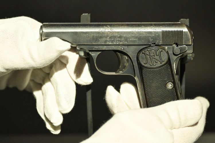 Pistolet, który należał do dowódcy Wojskowej Składnicy Tranzytowej na Westerplatte - majora Henryka Sucharskiego, prezentowany w Muzeum II Wojny Światowej w ramach cyklu „Wejście w historię”. Fot. PAP/Adam Warżawa