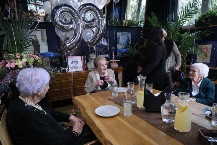 Uczestniczka Powstania Warszawskiego Irena Krajewska ps. Lala (C) na benefisie z okazji swoich 99. urodzin w Warszawie. (ad) PAP/Rafał Guz