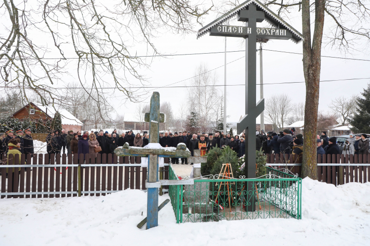 Uroczystości w Zaleszanach przy krzyżu z nazwiskami zabitych w 1946 r. mieszkańców wsi. Fot. PAP/Artur Reszko 