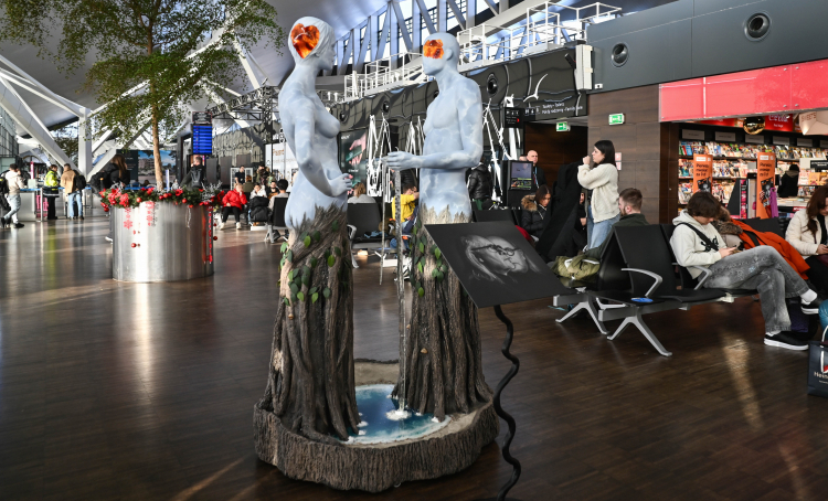 Rzeźba „Taniec żywiołów” w hali Portu Lotniczego Gdańsk. Fot. PAP/Marcin Gadomski 