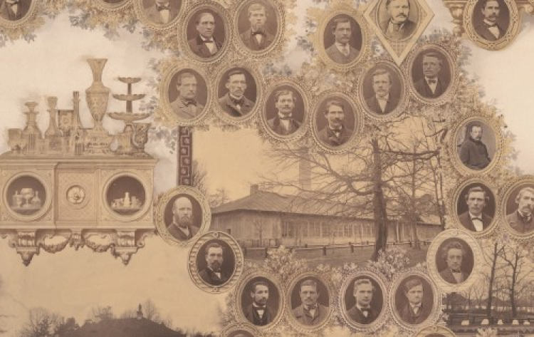 Fragment tableau „Na pamiątkę 50-cioletniego jubileuszu Fabryki Szkła i Kryształów Czechy…”, fot. Konrad Brandel, autor dekoracji malarskiej nieznany, 1872, ze zbiorów MuFo. Fot. mufo.krakow.pl