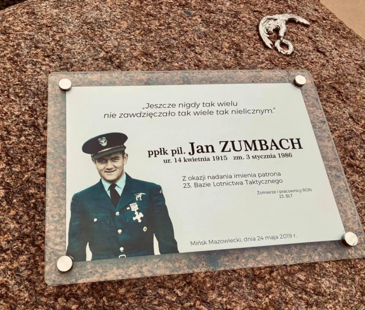 Kamień ku czci ppłk. Jana Zumbacha na terenie 23. Bazy Lotnictwa Taktycznego w Mińsku Mazowieckim. Fot. Facebook/23 Baza Lotnictwa Taktycznego im ppłk pil Jana Zumbacha 