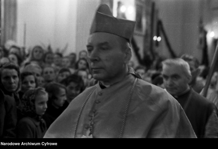 Uroczysta msza św. celebrowana przez Prymasa Polski kardynała Stefana Wyszyńskiego z okazji nawiedzenia parafii św. Wawrzyńca w Warszawie przez kopię cudownego obrazu Matki Bożej Częstochowskiej, 1957 r. /NAC