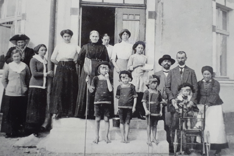 Miejscowi i letnicy w Gdyni, ok. 1910 r. Fot. no author known, Public domain, via Wikimedia Commons