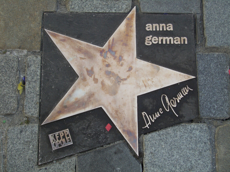 Gwiazda Anny German w Alei Gwiazd Polskiej Piosenki w Opolu. Fot. Adaś17, CC BY-SA 4.0 <https://creativecommons.org/licenses/by-sa/4.0>, via Wikimedia Commons