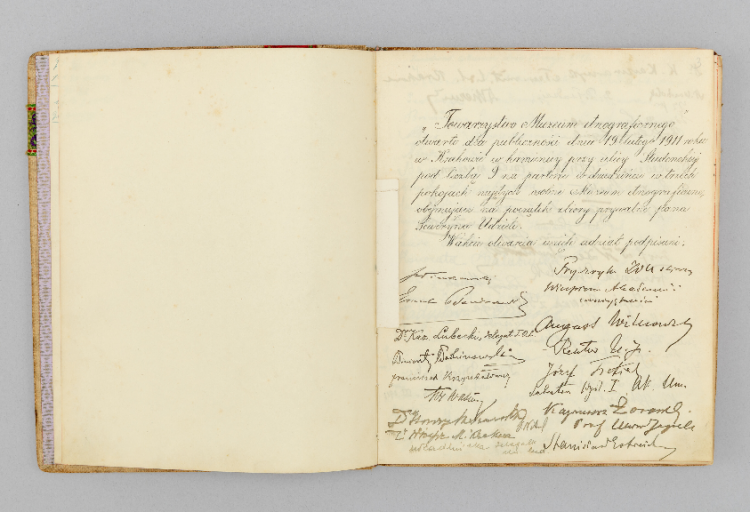 Księga pamiątkowa z otwarcia Muzeum Etnograficznego w Krakowie. Fot. zbiory.etnomuzeum.eu