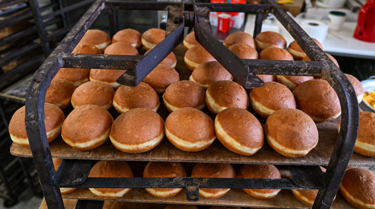 Pączki na tłusty czwartek. Fot. PAP/Darek Delmanowicz