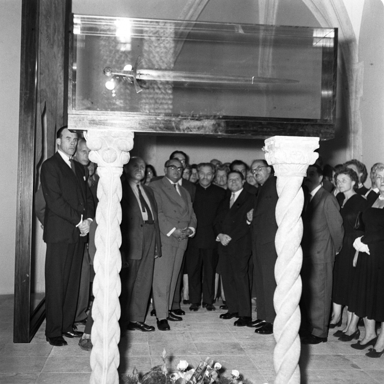 Szczerbiec - miecz koronacyjny polskich królów podczas prezentacji skarbów polskiej kultury w 1959 r. Fot. PAP/PAI