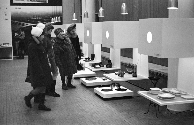 Wystawa ceramiki użytkowej i wyrobów ze szkła w Instytucie Wzornictwa Przemysłowego, Warszawa 1969 r. Fot. PAP/Afa Pixx/Mirosław Stankiewicz